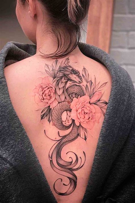 Tatuagens femininas nas costas